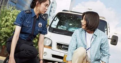 Miss and Mrs Cops Analisa Film (3)